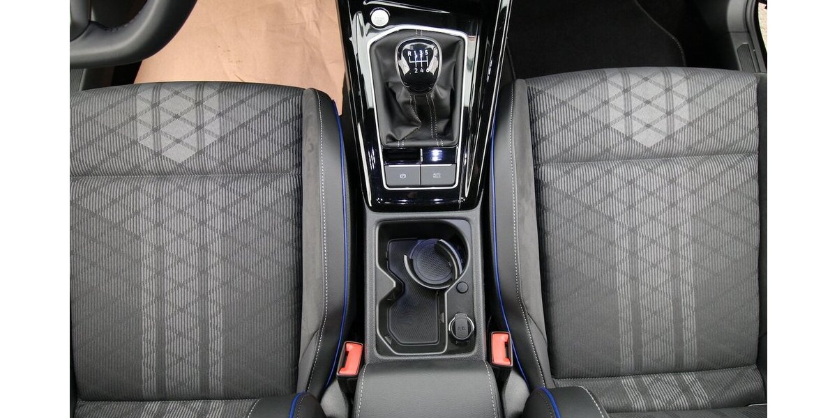 VW Golf VIII Variant 1.5 TSI R-Line LED+KAMERA+ACC 32.175 km 27.500 &euro; Hagenow 19230