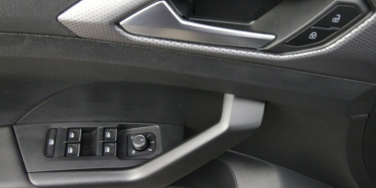 VW T-Cross TSI OPF Active LED+NAVI+KAMERA+ACC 47.327 km 19.900 &euro; Hagenow 19230