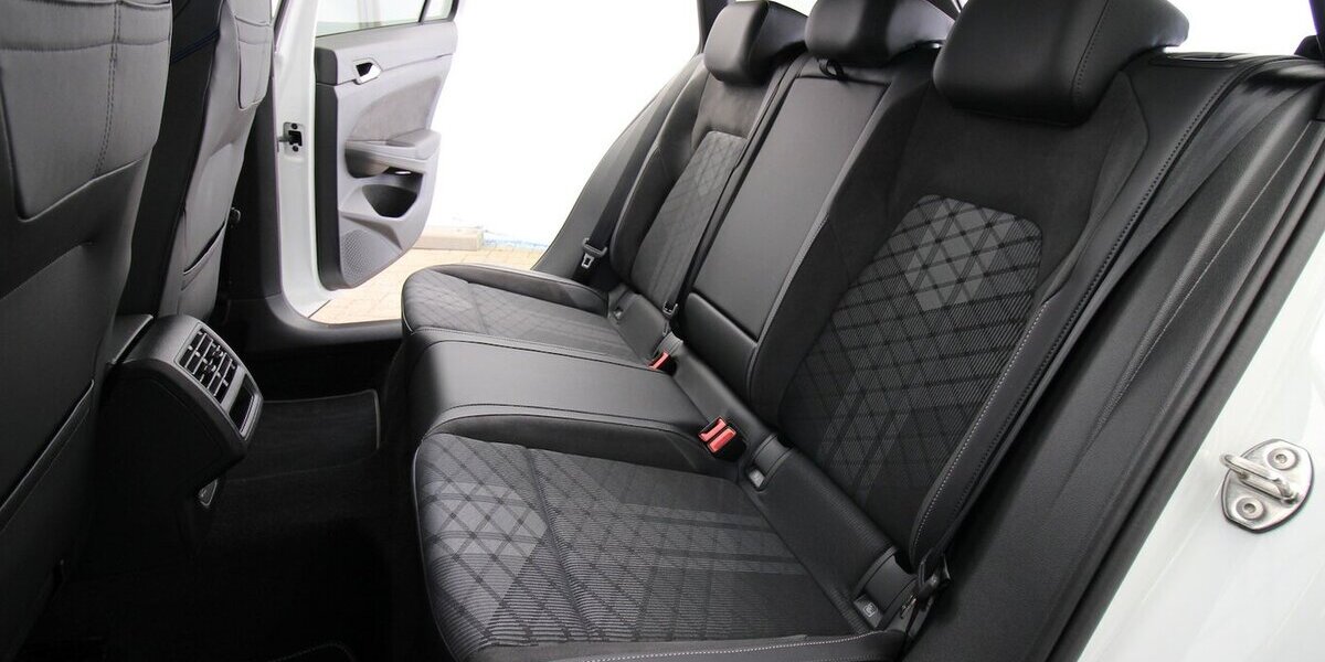 VW Golf VIII Variant 1.5 TSI R-Line LED+KAMERA+ACC 29.466 km 27.500 &euro; Hagenow 19230
