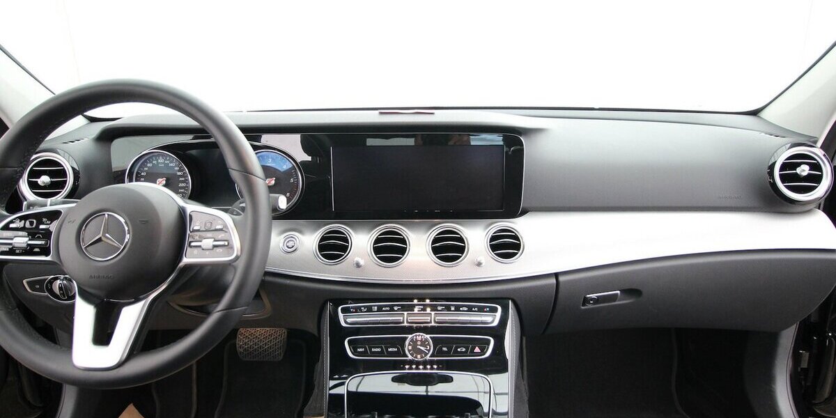 Mercedes-Benz E 220 d Avantgarde NAVI+LED+KAMERA+STANDHEIZUNG 36.458 km 38.500 &euro; Hagenow 19230
