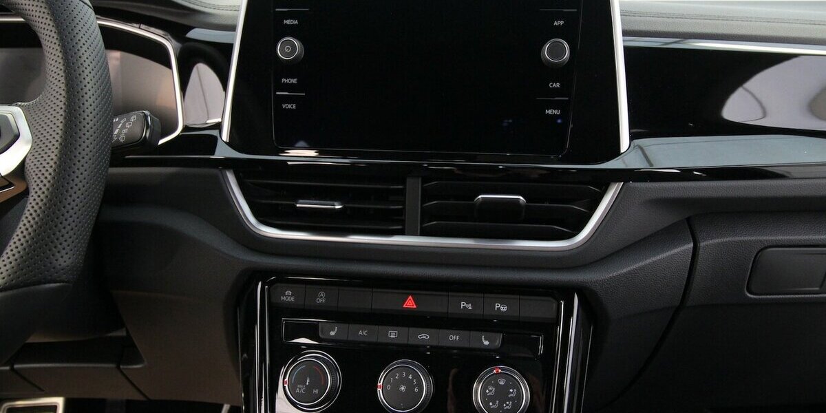 VW T-Roc TSI R-Line LED+ACC+SITZHEIZUNG 22.040 km 24.900 &euro; Hagenow 19230