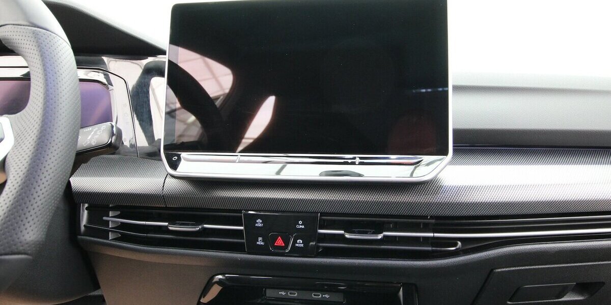VW Golf VIII Variant 1.5 TSI R-Line LED+KAMERA+ACC 32.175 km 27.500 &euro; Hagenow 19230