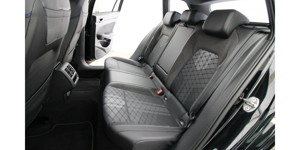 VW Golf VIII Variant 1.5 TSI R-Line LED+KAMERA+ACC 32.175 km 27.500 &euro; Hagenow 19230