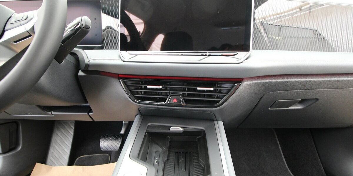 VW Passat Variant 1.5 eTSI 7-DSG Business LED+AHK 21.136 km 32.900 &euro; Hagenow 19230