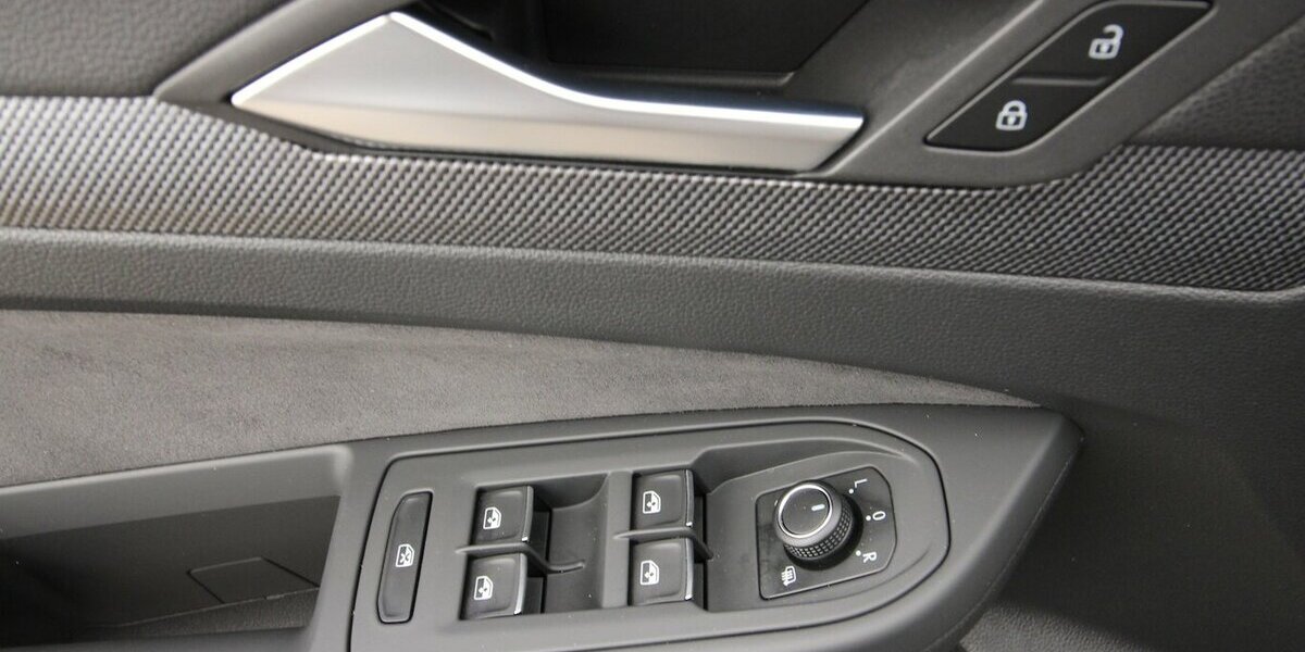 VW Golf VIII Variant 1.5 TSI R-Line LED+KAMERA+ACC 32.175 km 27.500 &euro; Hagenow 19230