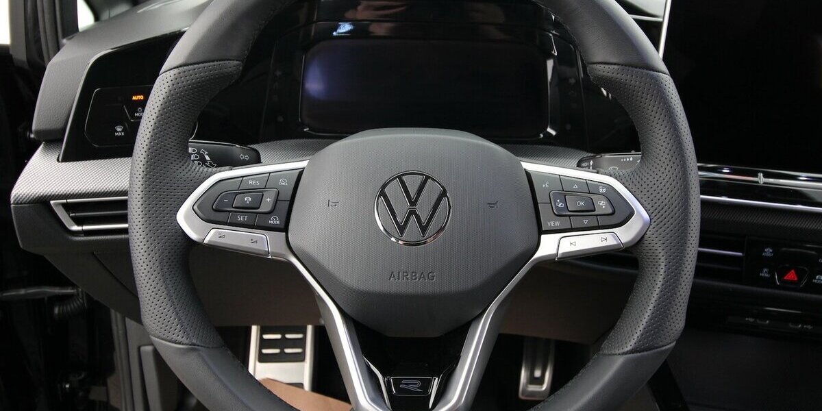 VW Golf VIII Variant 1.5 TSI R-Line LED+KAMERA+ACC 32.175 km 27.500 &euro; Hagenow 19230