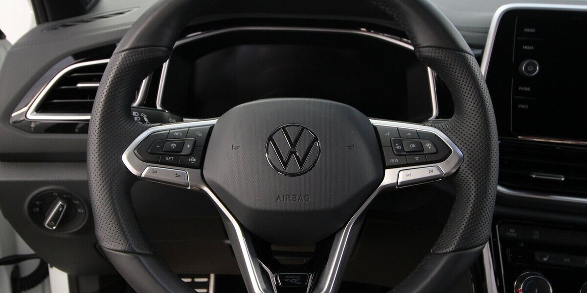 VW T-Roc TSI R-Line LED+ACC+SITZHEIZUNG 22.040 km 24.900 &euro; Hagenow 19230