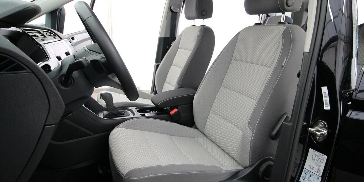 VW Touran 1.5 TSI 7-DSG Comfortline 7-SITZ+NAVI+AHK 25.069 km 32.790 &euro; Hagenow 19230