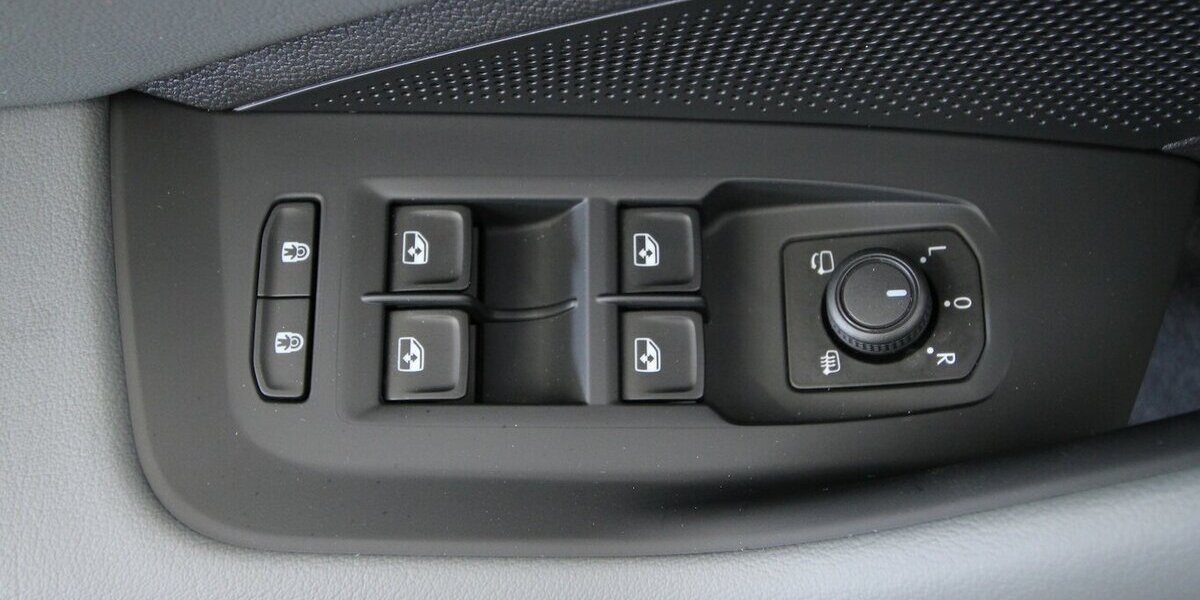 VW Passat Variant 1.5 eTSI 7-DSG Business LED+AHK 21.136 km 32.900 &euro; Hagenow 19230