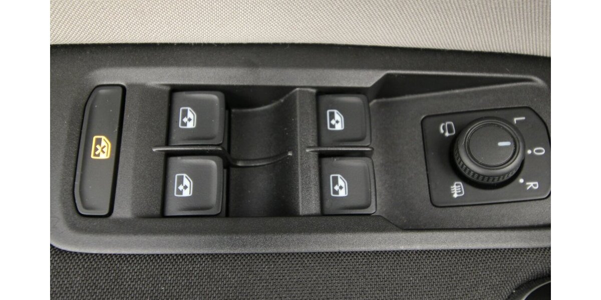 VW Touran 1.5 TSI 7-DSG Comfortline 7-SITZ+NAVI+AHK 25.069 km 32.790 &euro; Hagenow 19230