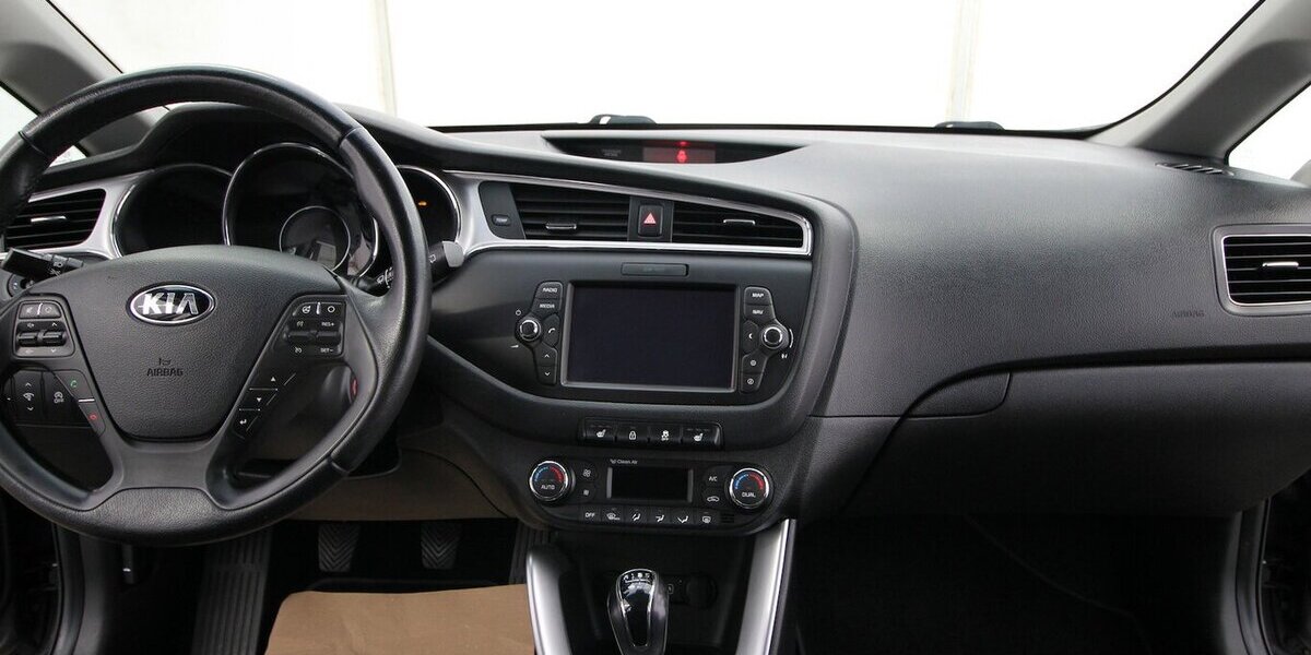 Kia cee´d T-GDI UEFA Euro NAVI+KAMERA+SITZHEIZUNG 84.807 km 10.700 &euro; Hagenow 19230