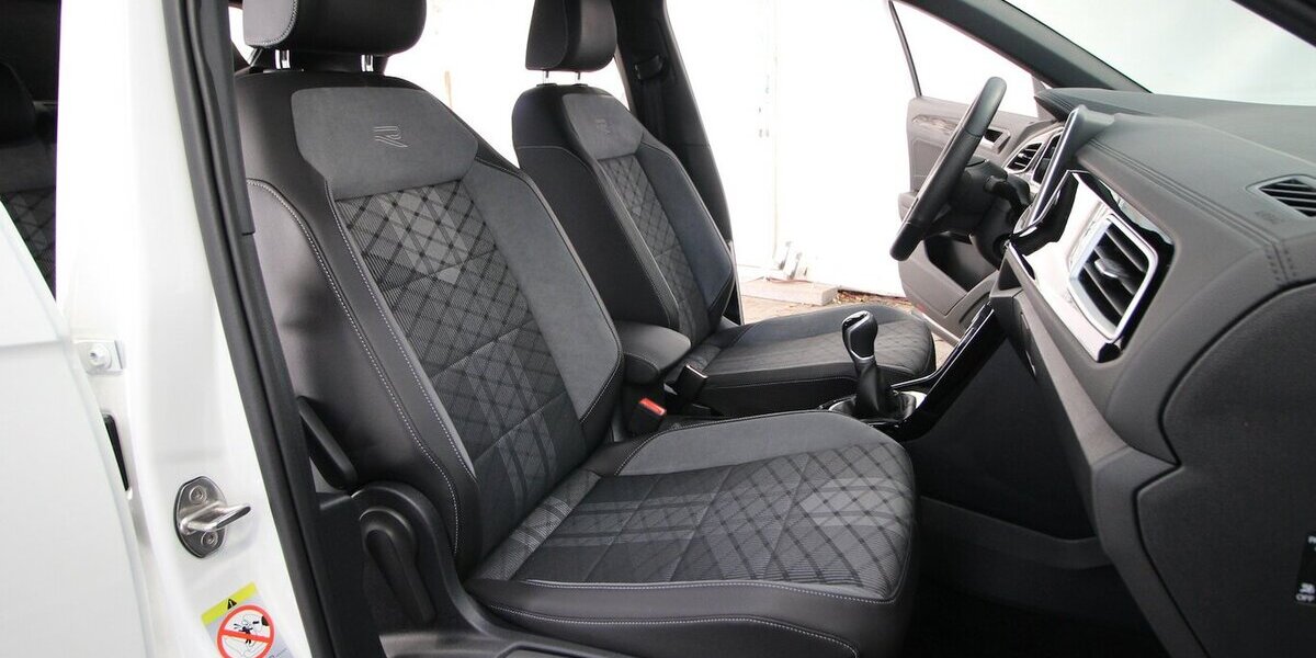 VW T-Roc TSI R-Line LED+ACC+SITZHEIZUNG 17.139 km 24.900 &euro; Hagenow 19230